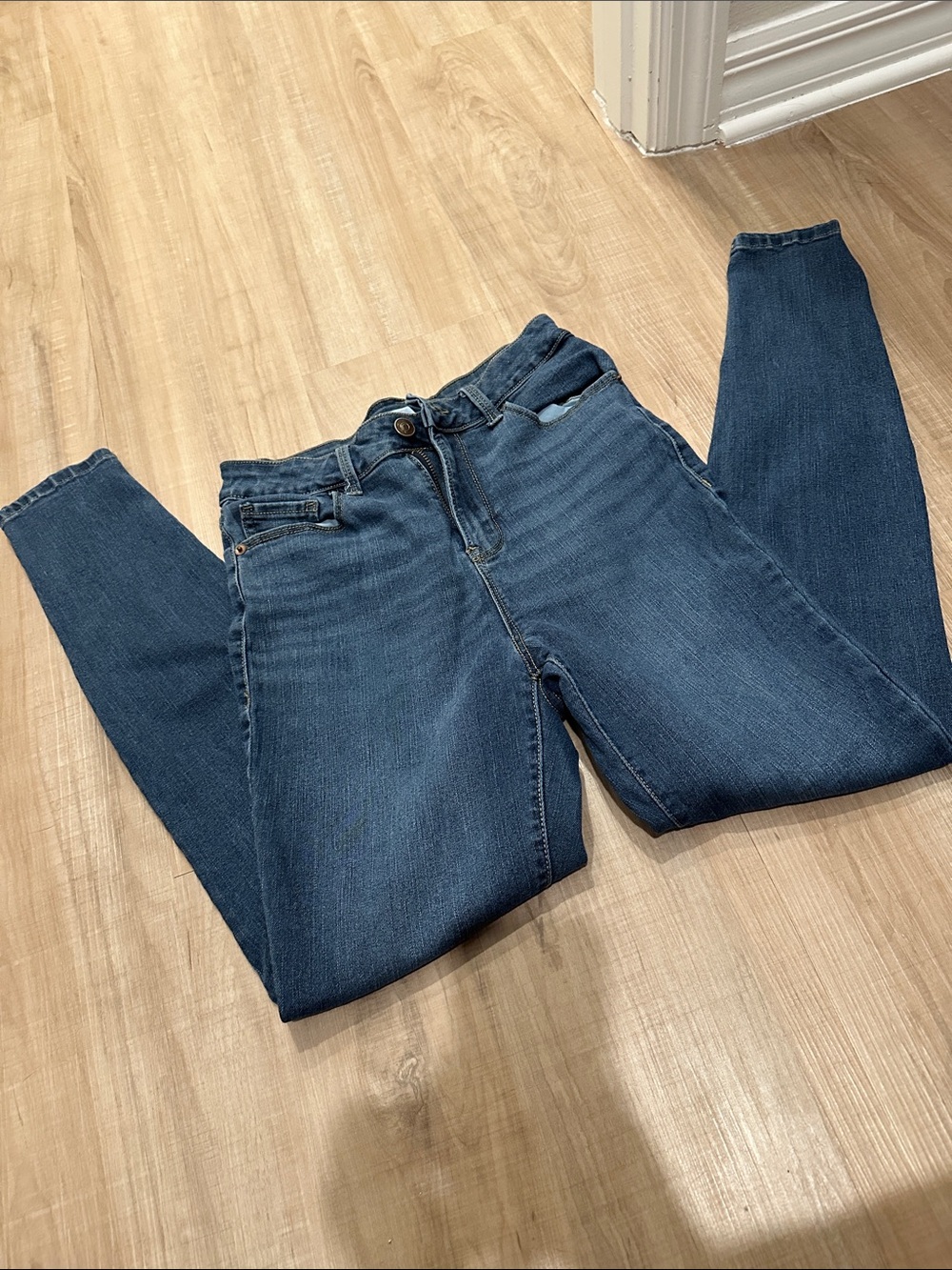 No Boundaries Women's Skinny Jeans in Dark Blue Wash